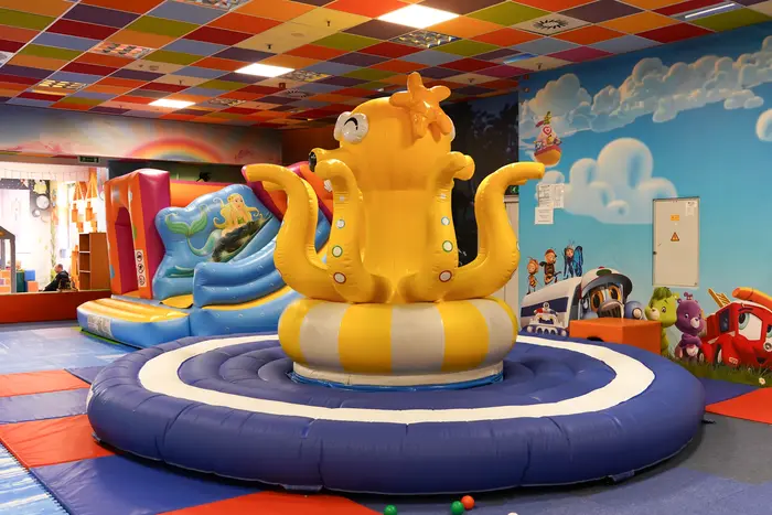 A polip-ugrálóvár és a festett faliképek
