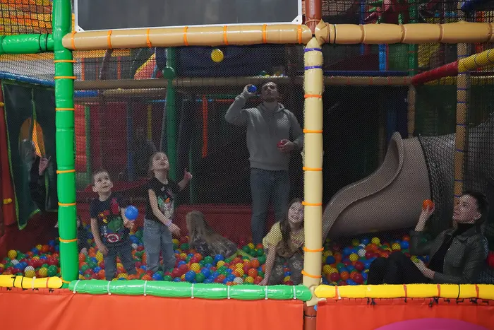 Gyerekek a mászókába épített labdamedencében